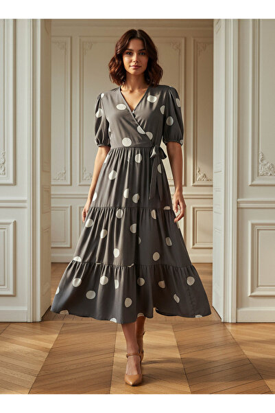 FAV فستان متوسط الطول بطبعة نقاط بولكا وأكمام قصيرة وتفاصيل ربطة عنق