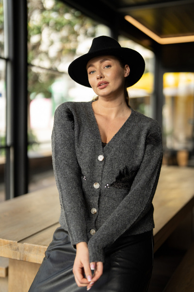 Butik Suat V Yaka Tüy Detaylı Taş İşlemeli Triko Hırka