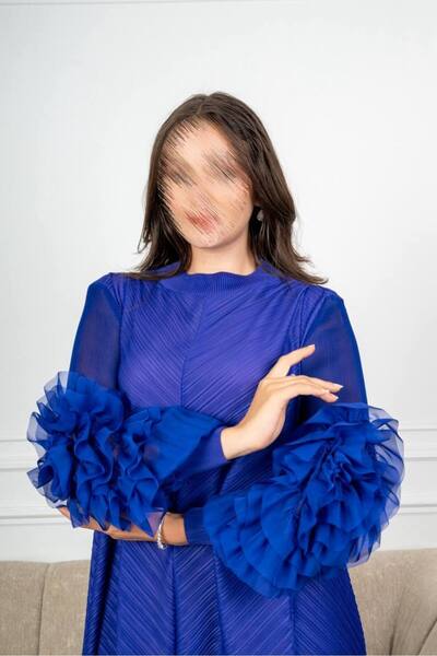 SELSAL A pleated dress decorated with ruffles