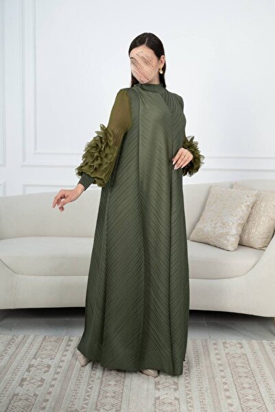 SELSAL A pleated dress decorated with ruffles