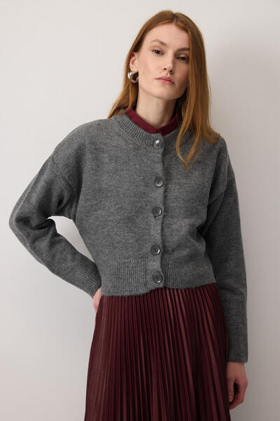 Touché Privé Buttoned Short Knit Cardigan