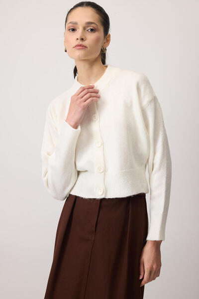 Touché Privé Buttoned Short Knit Cardigan