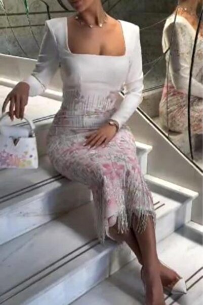 007 Luxury dress with elegant cut and fine embroidery