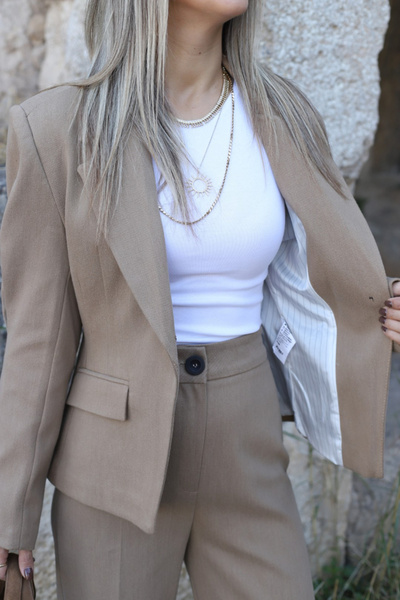 bytugcekaya Μπλέιζερ με λεπτομέρεια στο μανίκι και λεπτομέρεια στη μέση από καμβά