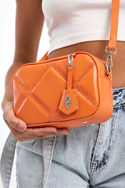 Hüvendo حقيبة كتف نسائية صغيرة الحجم بتفاصيل مطرزة وحزام متقاطع باللون البرتقالي