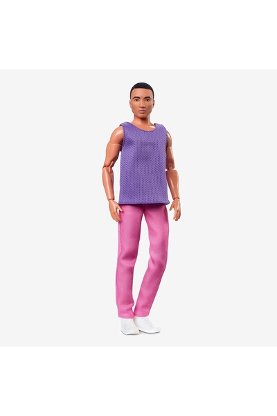 Barbie Look-uri articulate semnăturale: Ken, păr negru, top violet cu pantaloni roz, HJW84