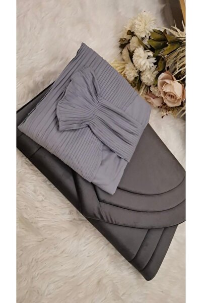 STAYILK DRESSES A sophisticated women's prayer set consisting of a comfortable abaya and a padded prayer mat with a modern design that combines luxury and comfort.