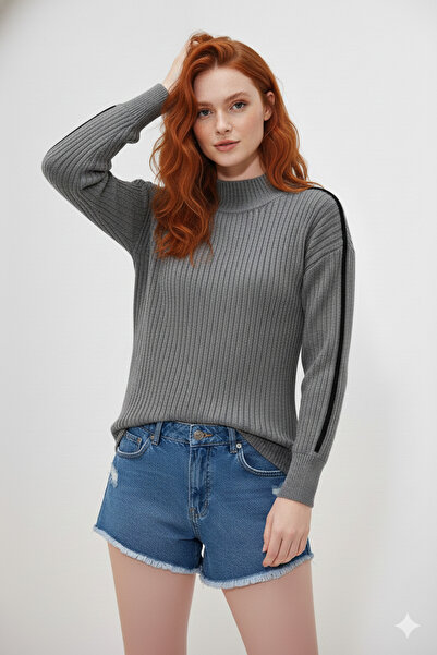 ikomteks Elegant Women's Knitwear Sweater with Stripe on the Sleeve