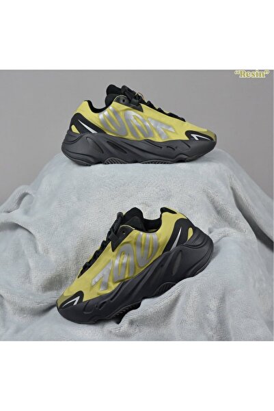 YEEZY Shoes 700 Boost MNVN Resin Green Metallic GW9525