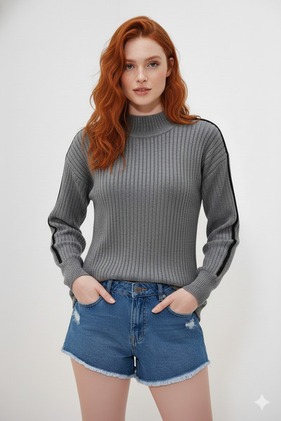 ikomteks Elegant Women's Knitwear Sweater with Stripe on the Sleeve