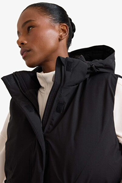 DeFacto Defactofit Water Repellent Regular Fit K Hooded Sportsman Vest (25 Au)