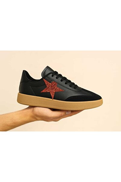 lias desing adidași cu șireturi, cu talpă din cauciuc negru, cu detaliu stea strălucitoare roșie