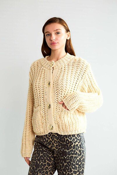Lavanta Tekstil Crew Neck Soft Textured Gold Button Detailed Pocketed Knitwear Cardigan