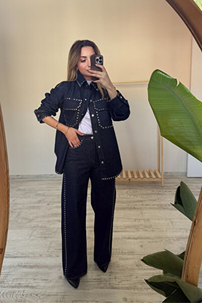 BeeYouStudio طقم دنيم بتفاصيل مزركشة وجيوب من الأسفل إلى الأعلى