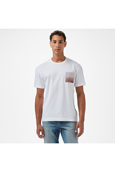 Calvin Klein تي شيرت رجالي بنمط خطوط وحروف على الظهر K10K114164-YAF
