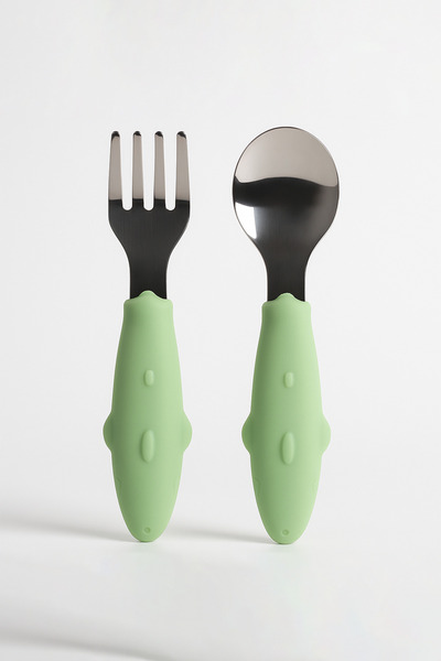 ELYA BABY طقم ملاعق شوكة للأطفال بمقبض من السيليكون على شكل سمكة قرش باللون ا...