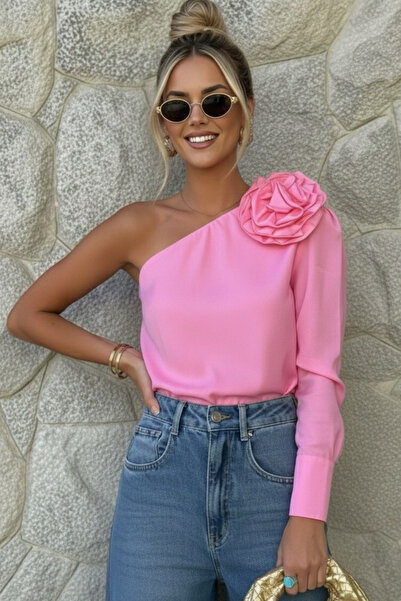 oshebu Γυναικεία μπλούζα ποπλίνα με έναν ώμο με αξεσουάρ τριαντάφυλλου