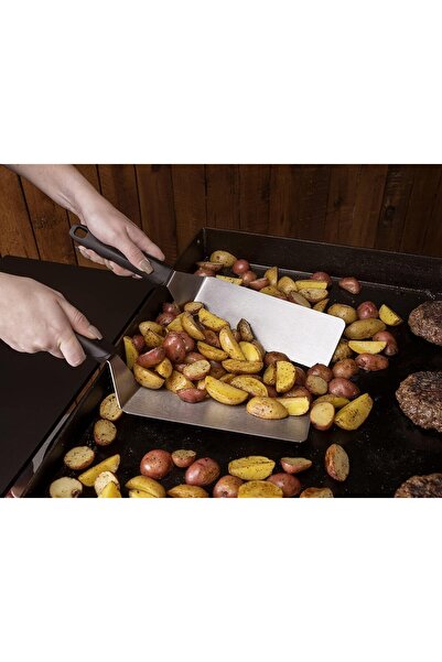 Blackstone 5-Piece Professional Grill Tool Set (473ml bottle, 2 spoons, scraper, cookbook)