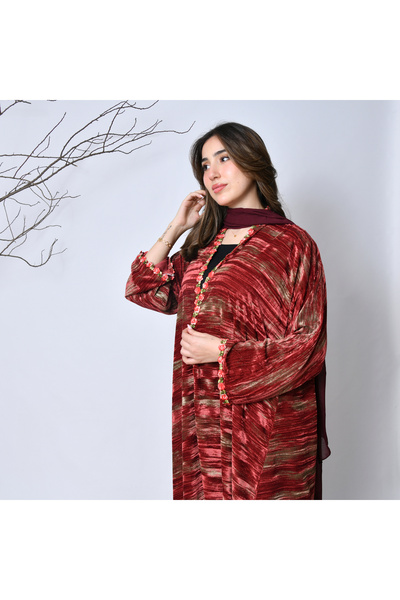HAWRAA ABAYA عباية شتوية مخملية حمراء مزخرفة – تصميم فخم من عبايات حوراء