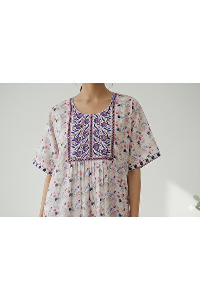 Maison Emarat White floral jalabiya withpink embroidery on the yoke—light, breezy, and perfect for everyday wear.