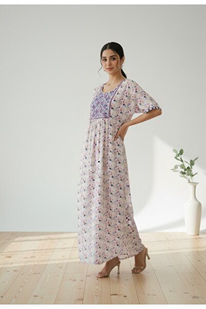 Maison Emarat White floral jalabiya withpink embroidery on the yoke—light, breezy, and perfect for everyday wear.