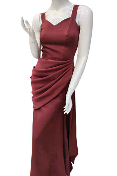 Liva A soft, burgundy dress with elegant pleats