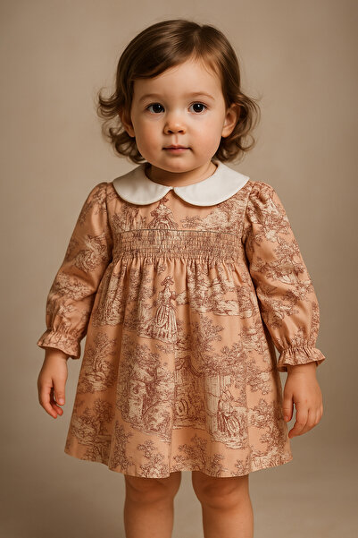 La reina petite فستان وردي بطبعة توال من لارينا بتيت