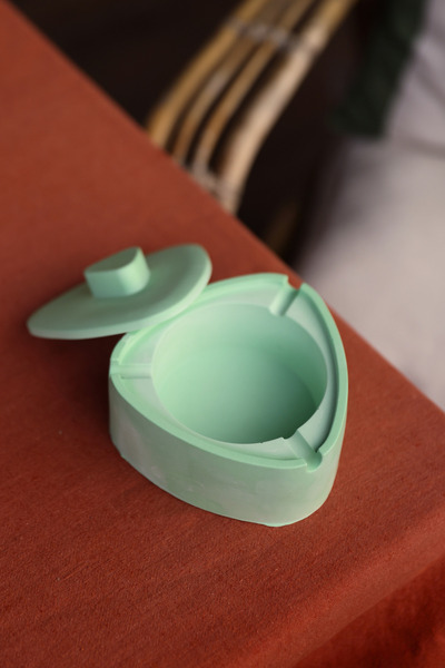 myrâvis منفضة سجائر من الخرسانة مصنوعة يدويًا بغطاء مزخرف باللون الأخضر