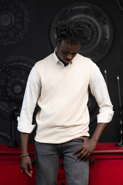 Woolen World V-Neck Regular Fit Wool Sleeveless Knitwear Sweater