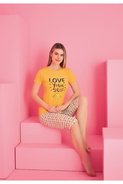 TOSKI Pijama damă bumbac galben – mânecă scurtă, pantalon 3/4 cu imprimeu „Love Yourself”