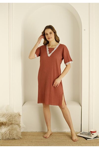 TOSKI Women's Pleated Dress with Lace at the Neck and Sleeves