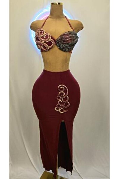 Sharqi Vibes زي رقص شرقي (بطن) حديث مكون من قطعتين - أحمر مع زخارف حمراء وكريستالات (مقاس مجاني)