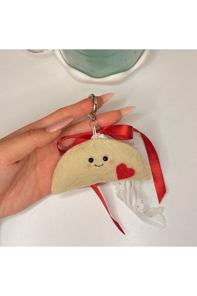 PİNKUE Μίνι βελούδινο μπρελόκ με χαμόγελο καρδιάς – κρεμ τσόχα & κόκκινη κορδέλα