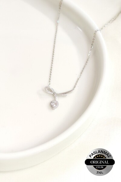 Lynare قلادة نسائية من الفولاذ 316L مع حجر الزركون على شكل عقدة متدلية وشكل قلب أبيض