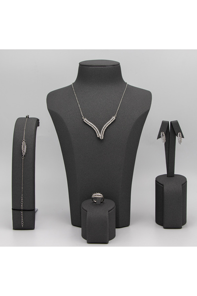 Generic A luxurious silver set adorned with zircon – an elegant design that catches the eye