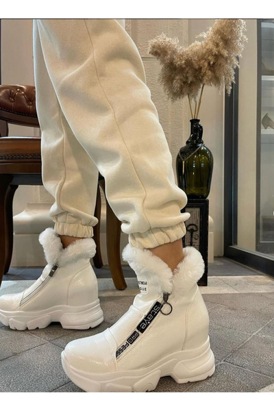 apelles Παπούτσια Εστονίας Λευκό τσαλακωμένο λουστρίνι με βελούδινη λεπτομέρεια και σφήνα τακούνι Κοντές μπότες