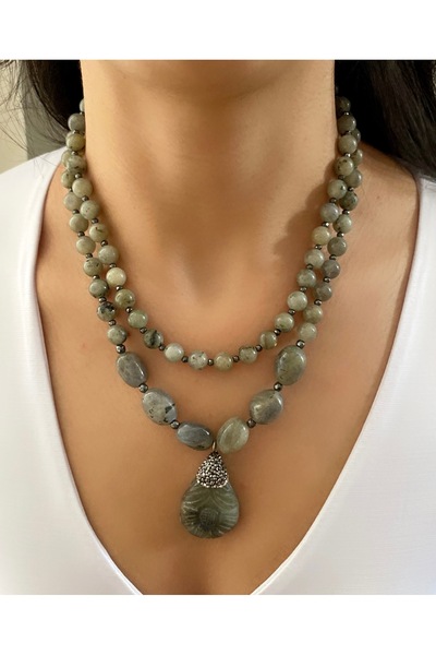 Takkı by Handan Labradorit taşı tasarım kolye.