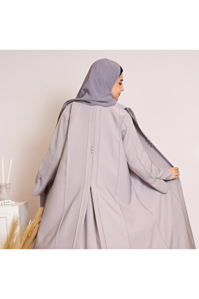 HAWRAA ABAYA Blazer-style abaya in light gray, decorated with buttons and a pleat at the back.