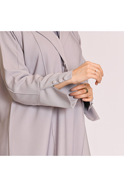 HAWRAA ABAYA Blazer-style abaya in light gray, decorated with buttons and a pleat at the back.