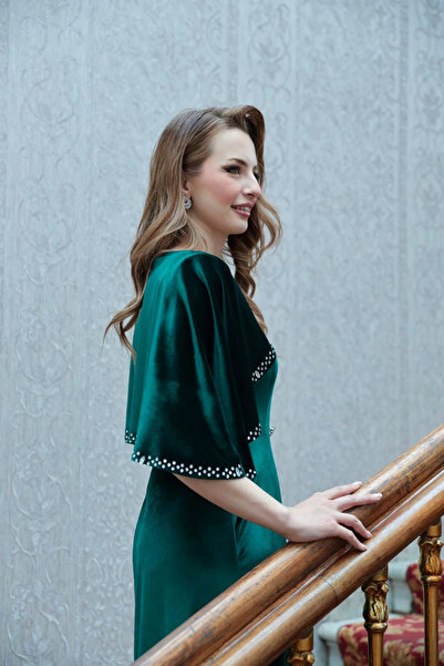 HELİS BUTİK Σμαραγδένιο βελούδινο φόρεμα με λεπτομέρεια από κάπα και πέτρινα κουμπιά