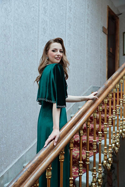 HELİS BUTİK Σμαραγδένιο βελούδινο φόρεμα με λεπτομέρεια από κάπα και πέτρινα κουμπιά