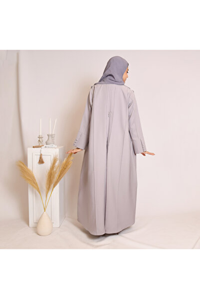 HAWRAA ABAYA Blazer-style abaya in light gray, decorated with buttons and a pleat at the back.
