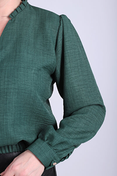 armonika Γυναικεία μπλούζα με λαιμόκοψη σε σχήμα V σε σκούρο πράσινο χρώμα με λεπτομέρεια πλισέ και ελαστική μέση με μανσέτες ARM-26K001020