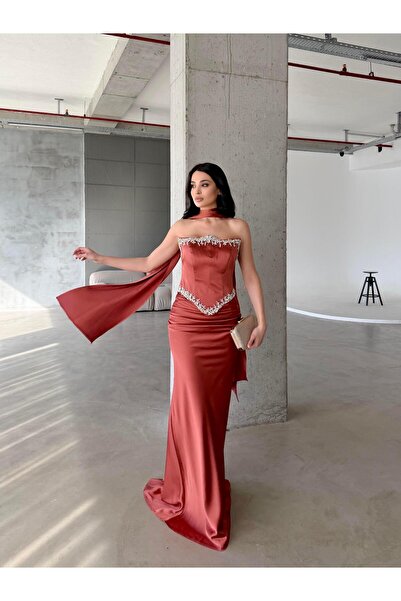 Serica Moda Βραδινό φόρεμα από σατέν με λεπτομέρεια σάλι με κεντημένη πέτρα κανέλας