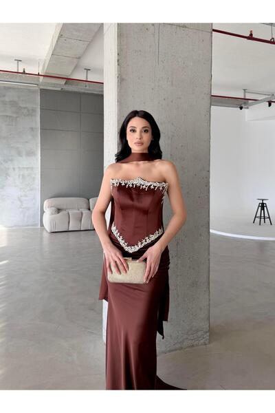 Serica Moda Βραδινό φόρεμα από σατέν με καφέ στράπλες και κεντημένο σάλι με λεπτομέρειες