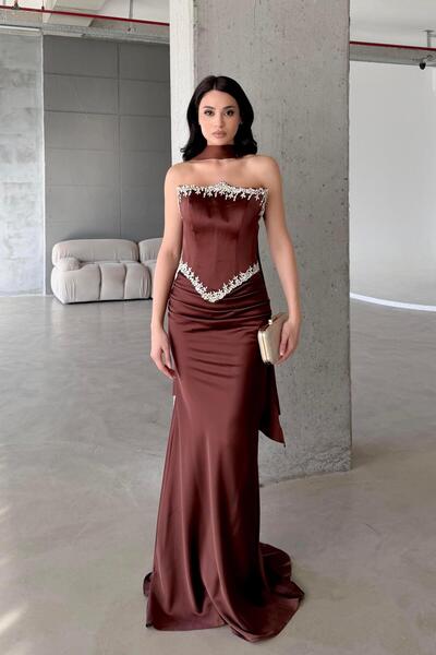 Serica Moda Βραδινό φόρεμα από σατέν με καφέ στράπλες και κεντημένο σάλι με λεπτομέρειες