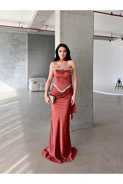 Serica Moda Βραδινό φόρεμα από σατέν με λεπτομέρεια σάλι με κεντημένη πέτρα κανέλας