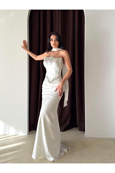 Serica Moda Λευκό σατέν βραδινό φόρεμα με στράπλες και κεντημένο σάλι με λεπτομέρειες