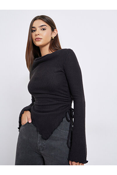 Styli بلوزة سوداء بأكمام طويلة ورباط جانبي مضلع