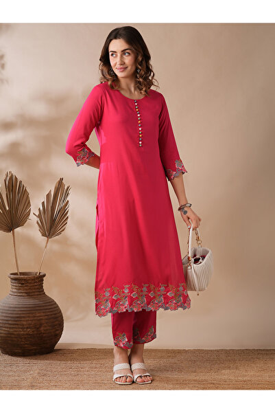 Globus By Styli طقم كورتا مع بنطال مطاطي بأزرار وردية وطبعة زهور وحافة صدفية